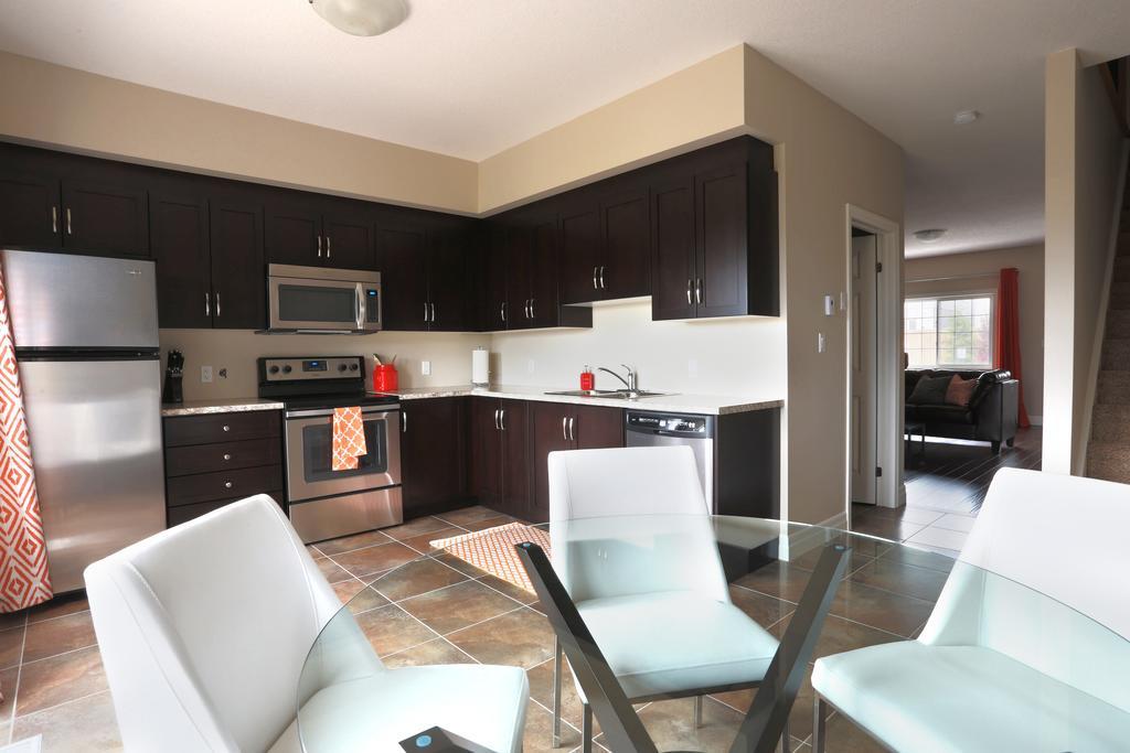 Boardwalk Homes - Executive Guest Rooms & Townhomes Kitchener Quarto foto